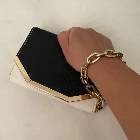 New without tags Guess wristlet - Picture 5 of 5